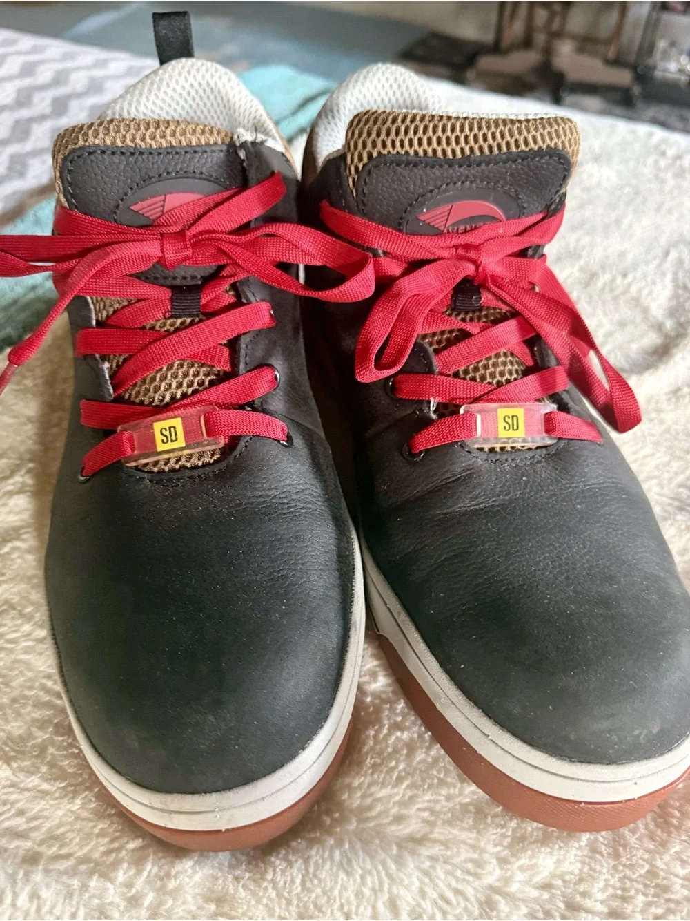 Avenger Men's Charcoal Gray Sneakers with Red Laces